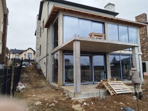 остекление пристройки загородного дома Москва